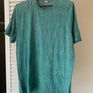 Lululemon men’s large metal vent tech